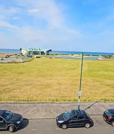 - Seafront, 6 Bedrooms, Short Apartment