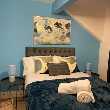 - Seafront, 6 Bedrooms, Short Apartment *