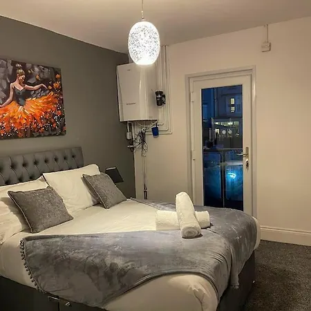 - Seafront, 6 Bedrooms, Short Apartament