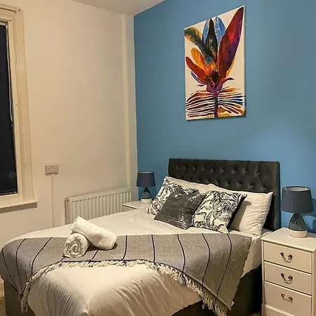 - Seafront, 6 Bedrooms, Short Apartment Redcar