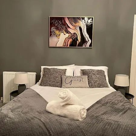 - Seafront, 6 Bedrooms, Short * Redcar